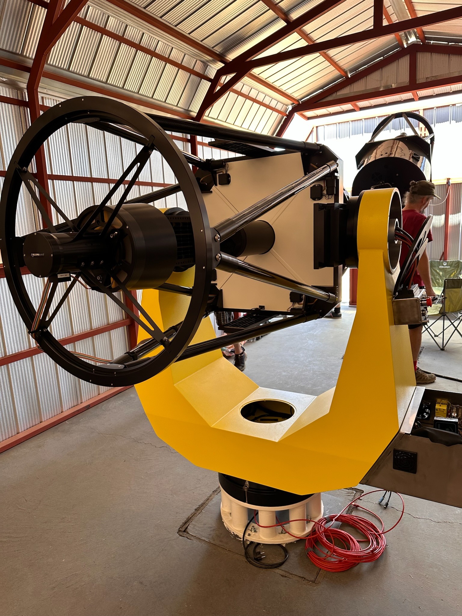 Das Alluna Teleskop wird montiert und angeschlossen